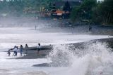 Wisatawan bermain di pinggir pantai saat berwisata di Pantai Purnama, Gianyar, Bali, Minggu (1/12/2024). Kantor Perwakilan Bank Indonesia (BI) Provinsi Bali memetakan empat strategi untuk mengejar pertumbuhan ekonomi di Pulau Dewata yang diperkirakan menembus kisaran 5,0-5,8 persen pada 2025 dimana salah satu strategi yang dapat menggenjot ekonomi yakni pariwisata berbasis budaya, kearifan lokal, promosi desa wisata dan umkm penunjang pariwisata serta digitalisasi sektor pariwisata. ANTARA FOTO/Nyoman Hendra Wibowo/wsj.