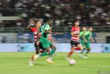 Pesepak bola Madura United FC Nur Diansyah (kiri) berusaha merebut bola dari pesepak bola Persebaya Surabaya Flavio Silva (kedua kiri) pada pertandingan BRI Liga 1 di Stadion Gelora Bangkalan, Bangkalan, Jawa Timur, Senin (2/12/2024). Persebaya Surabaya menang 2-1 atas Madura United FC. Antara Jatim/Rizal Hanafi/um