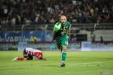 Pesepak bola Persebaya Surabaya Mohammed Rashid berselebrasi usai mencetak gol ke gawang Madura United FC pada pertandingan BRI Liga 1 di Stadion Gelora Bangkalan, Bangkalan, Jawa Timur, Senin (2/12/2024). Persebaya Surabaya menang 2-1 atas Madura United FC. Antara Jatim/Rizal Hanafi/um