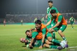 Pesepak bola Persebaya Surabaya Mohammed Rashid  (kiri) berselebrasi bersama rekan setimnya usai mencetak gol ke gawang Madura United FC pada pertandingan BRI Liga 1 di Stadion Gelora Bangkalan, Bangkalan, Jawa Timur, Senin (2/12/2024). Persebaya Surabaya menang 2-1 atas Madura United FC. Antara Jatim/Rizal Hanafi/um