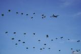 Prajurit Komando Pasukan Gerak Cepat (Kopasgat) TNI AU melakukan terjun payung dari pesawat C-130 Hercules saat pelaksanaan Fire Power Demo dalam Latihan Angkasa Yudha 2024 di Lapangan Air Weapon Range (AWR) Pandanwangi, Lumajang, Jawa Timur, Selasa (3/12/2024). Latihan tempur yang menyimulasikan 16 misi operasi militer diikuti sedikitnya 2512 personel TNI AU dengan menggunakan 54 pesawat tempur dan lima pesawat penunjang tersebut bertujuan untuk mendemonstrasikan keterpaduan satuan-satuan TNI AU dalam mengoperasikan dan menerapkan doktrin operasi udara. Antara Jatim/Irfan Sumanjaya/um