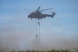 Prajurit Komando Pasukan Gerak Cepat (Kopasgat) TNI AU turun dari Helikopter NAS-332 Super Puma saat pelaksanaan Fire Power Demo dalam Latihan Angkasa Yudha 2024 di Lapangan Air Weapon Range (AWR) Pandanwangi, Lumajang, Jawa Timur, Selasa (3/12/2024). Latihan tempur yang menyimulasikan 16 misi operasi militer diikuti sedikitnya 2512 personel TNI AU dengan menggunakan 54 pesawat tempur dan lima pesawat penunjang tersebut bertujuan untuk mendemonstrasikan keterpaduan satuan-satuan TNI AU dalam mengoperasikan dan menerapkan doktrin operasi udara. Antara Jatim/Irfan Sumanjaya/um