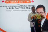 Menteri Perdagangan Budi Santoso memberi sambutan saat pelepasan ekspor di PT Sekar Laut kawasan Jenggolo, Sidoarjo, Jawa Timur, Selasa (3/12/2024). Pelepasan ekspor sebanyak 14 kontainer dengan nilai USD 52.000 ke USA dan 400.000 ke Belanda tersebut merupakan kerja sama antara Kementerian Perdagangan dengan perusahaan penghasil kerupuk dan sambal. Antara Jatim/Umarul Faruq