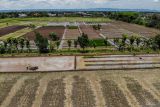 Foto udara sejumlah petani menanam padi di Rejoso, Nganjuk, Jawa Timur, Selasa (3/12/2024). Kementerian Pertanian mempersiapkan program cetak sawah baru yang menargetkan pengembangan 3 juta hektare lahan sawah hingga 2029 untuk memperkuat ketahanan pangan nasional. Antara Jatim/Muhammad Mada/um