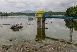 Pekerja mengoperasikan alat berat penyedot sedimen (dredger) di Bendungan Waduk Pacal, Bojonegoro, Jawa Timur, Senin (2/12/2024). Upaya tersebut dilakukan pemerintah setempat guna mengatasi pendangkalan dan penyumbatan di pintu air bendungan berkapasitas 44 juta meter kubik yang dimanfaatkan warga setempat untuk irigasi pertanian, pariwisata, dan perikanan. Antara Jatim/Muhammad Mada/um