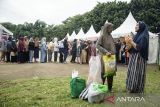 Warga berbincang usai membeli beras SPHP dan minyak goreng saat gerakan pangan murah di Lapangan Puter, Bandung, Jawa Barat, Selasa (3/12/2024). Pemerintah Kota Bandung menggelar gerakan pangan murah yang menjual lebih dari 10 ton sembako dengan harga di bawah harga pasar guna mengendalikan inflasi serta stabilisasi pasokan jelang Hari Besar Keagamaan Nasional Natal dan Tahun Baru. ANTARA FOTO/Novrian Arbi/agr