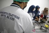 Peserta membuat adonan kue saat pelatihan klaster kompetensi di Unit Pelaksana Teknis Dinas (UPTD) Balai Latihan Kerja (BLK) Kabupaten Bandung Barat, Ngamprah, Kabupaten Bandung Barat, Jawa Barat, Selasa (3/12/2024). Kementerian Ketenagakerjaan menargetkan akan memberi pelatihan kerja kepada 1 juta orang pada tahun 2025, jumlah tersebut meningkat dari tahun sebelumnya yang hanya 200 ribu orang per tahun. ANTARA FOTO/Abdan Syakura/agr
