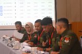 Petugas Panitia Pemilihan Kecamatan (PPK) Pontianak membacakan hasil rekapitulasi suara pada Rapat Pleno Rekapitulasi Hasil Penghitungan Perolehan Suara Pilkada Kalbar dan Pilwako Pontianak di Pontianak, Kalimantan Barat, Minggu (1/12/2024). KPU Kota Pontianak menggelar rekapitulasi penghitungan suara Pilgub Kalimantan Barat dan Pilwalko Pontianak 2024 dari 904 Tempat Pemungutan Suara (TPS) yang tersebar di enam kecamatan di wilayah setempat. ANTARA/Kristian Jonathan