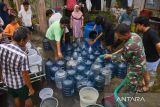 Petugas mengisi air ke ember saat penyaluran bantuan air bersih di Medan Johor, Kota Medan, Sumatera Utara, Selasa (3/12/2024). Menurut warga setempat, selama enam hari di wilayah tersebut kesulitan mendapatkan air bersih akibat kerusakan pipa Perusahaan Daerah Air Minum (PDAM) Tirtanadi yang diakibatkan oleh longsor dan banjir besar yang melanda wilayah Sibolangit. ANTARA FOTO/Fransisco Carolio