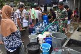 Petugas mengisi air ke ember saat penyaluran bantuan air bersih di Medan Johor, Kota Medan, Sumatera Utara, Selasa (3/12/2024). Menurut warga setempat, selama enam hari di wilayah tersebut kesulitan mendapatkan air bersih akibat kerusakan pipa Perusahaan Daerah Air Minum (PDAM) Tirtanadi yang diakibatkan oleh longsor dan banjir besar yang melanda wilayah Sibolangit. ANTARA FOTO/Fransisco Carolio