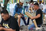 Petugas memasangkan kaki palsu kepada seorang penyandang disabilitas di Rumoh Sejahtera , Banda Aceh, Aceh, Selasa (3/12/2024). Pemerintah Aceh memberikan bantuan kaki palsu kepada sebanyak 56 penyandang disabilitas dari sejumlah kabupaten/kota di daerah itu yang merupakan rangkaian dari kegiatan peringatan Hari Disabilitas Internasional. ANTARA FOTO/Ampelsa.