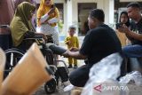 Petugas memasangkan kaki palsu kepada seorang penyandang disabilitas di Rumoh Sejahtera , Banda Aceh, Aceh, Selasa (3/12/2024). Pemerintah Aceh memberikan bantuan kaki palsu kepada sebanyak 56 penyandang disabilitas dari sejumlah kabupaten/kota di daerah itu yang merupakan rangkaian dari kegiatan peringatan Hari Disabilitas Internasional. ANTARA FOTO/Ampelsa.