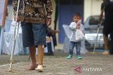 Seorang penyandang disabilitas mencoba berjalan  seusai pemasangan kaki palsu di Rumoh Sejahtera , Banda Aceh, Aceh, Selasa (3/12/2024). Pemerintah Aceh memberikan bantuan kaki palsu kepada sebanyak 56 penyandang disabilitas dari sejumlah kabupaten/kota di daerah itu yang merupakan rangkaian dari kegiatan peringatan Hari Disabilitas Internasional. ANTARA FOTO/Ampelsa.