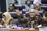 Dirut Perum LKBN Antara Akhmad Munir (kanan) bersama Direktur Keuangan dan Manajemen Risiko Perum LKBN Antara Nina Kurnia Dewi (kiri) menyampaikan paparan pada Rapat Dengar Pendapat (RDP) dengan Komisi VII DPR di Kompleks Parlemen, Senayan, Jakarta, Senin (2/12/2024). Rapat tersebut membahas program kerja LKBN Antara, TVRI dan RRI tahun anggaran 2025. ANTARA FOTO/Dhemas Reviyanto/rwa.