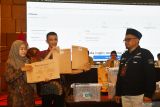 Panitia Pemilihan Kecamatan (PPK) meperlihatkan amplop berisi form C hasil perhitungan suara disaksikan anggota Bawaslu saat rapat pleno terbuka rekapitulasi penghitungan suara Pilkada 2024 di Kota Madiun, Jawa Timur, Rabu (4/12/2024). KPU Kota Madiun menggelar rapat pleno terbuka rekapitulasi hasil penghitungan suara tingkat Kota Madiun untuk pemilihan gubernur dan wakil gubernur Jawa Timur serta wali kota dan wakil wali kota Madiun 2024. Antara Jatim/Siswowidodo/um