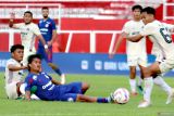 Pesepakbola Arema FC Dedik Setiyawan (kedua kiri) berebut bola dengan dua pesepakbola Persita Irsyad Maulana (kiri) dan Mario Jardel (kanan) dalam pertandingan BRI Liga 1 di Stadion Gelora Soeprijadi Kota Blitar, Jawa Timur, Selasa (3/12/2024). Arema FC menang telak 3-0 atas Persita. ANTARA Jatim/Irfan Anshori/mas.