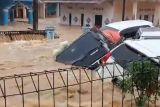 Sejumlah minibus hilang terseret arus banjir bandang di Sukabumi Jabar