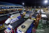 Antrean sejumlah kendaraan menunggu kapal yang kesulitan berlabuh akibat cuaca buruk di Dermaga Pelabuhan Eksekutif Merak, Kota Cilegon, Banten, Rabu (4/12/2024). Cuaca buruk disertai gelombang tinggi tersebut mengakibatkan antrean panjang kendaraan serta jadwal pemberangkatan dan kedatangan kapal ditunda 2 jam hingga 4 jam karena sulitnya akses kapal berlabuh menuju dermaga. ANTARA FOTO/Muhammad Bagus Khoirunas/gp