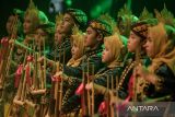 Pelajar memainkan alat musik angklung saat pementasan Festival Sada Awi di Teater Tertutup Dago Tea House, Bandung, Jawa Barat, Rabu (4/12/2024). Balai Pelestarian Kebudayaan (BPK) Wilayah IX Jawa Barat menyelenggarakan festival tersebut sebagai wujud nyata dari komitmen untuk melestarikan dan mengembangkan kebudayaan bagi generasi muda terkait tumbuhan bambu yang memiliki banyak filosofi kehidupan bagi budaya Sunda. ANTARA FOTO/Novrian Arbi/agr