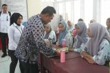 Pj Gubernur Sulbar uji coba makan gratis bersama 800 siswa SMK Mamuju