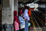 Penumpang menunggu berhenti nya kereta api lokal Bandung Raya di Stasiun Bandung, Jawa Barat, Rabu (4/12/2024). Data dari Badan Pusat Statistik (BPS) mencatat, jumlah penumpang kereta yang berangkat pada Oktober 2024 sebanyak 38,3 juta orang atau naik 6,82 persen dibanding September 2024. ANTARA FOTO/Raisan Al Farisi/agr
