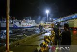 Bongkar muat kapal saat terjadi gelombang tinggi di Dermaga Pelabuhan Eksekutif Merak, Kota Cilegon, Banten, Rabu (4/12/2024). Badan Meteorologi Klimatologi dan Geofisika (BMKG) memprediksi cuaca buruk dan gelombang tinggi hingga 2,5 meter yang melanda wilayah Selat Sunda termasuk sekitar Pelabuhan Merak akan berlangsung hingga 7 Desember 2024 yang dipicu oleh belokan arah angin dan adanya pusat tekanan rendah di barat daya Selat Sunda. ANTARA FOTO/Muhammad Bagus Khoirunas/gp