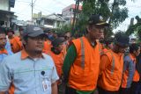 Sejumlah petugas Penanganan Prasarana dan Sarana Umum (PSSU) Pontianak mengikuti kegiatan pemberian Penghargaan PSSU Berprestasi di Kantor Dinas Lingkungan Hidup Kota Pontianak, di Pontianak, Kalimantan Barat, Senin (2/12/2024). Dinas Lingkungan Hidup (DHL) Kota Pontianak memberikan penghargaan Penanganan Prasarana dan Sarana Umum (PSSU) berprestasi kepada 50 dari 728 petugas yang terdiri atas 23 petugas Penyapuan Jalan, 14 petugas Angkutan Sampah, empat petugas TPST, lima petugas Penjaga TPS serta empat petugas UPT Pengelolaan TPA Sampah dan Limbah.ANTARA/Kristian Jonathan