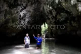 Pegiat alam Ramon Yusuf Tungka (kanan) berbincang dengan anggota kelompok sadar wisata (pokdarwis) di Gua Kabok di Pulau Maratua, Berau, Kalimantan Timur, Selasa (26/11/2024). Bukit Mahligai, Goa Kabok hingga Goa Halo Tabung menjadi andalan destinasi wisata alam pemerintah kabupaten setempat untuk menggaet wisatawan dalam dan luar negeri. Antara Kaltim/M Risyal Hidayat