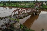 Foto udara kondisi jembatan rusak di Kertosono, Nganjuk, Jawa Timur, Selasa (3/12/2024). Jembatan peninggalan Belanda yang menjadi alternatif penghubung tiga kabupaten yakni Kabupaten Nganjuk, Kabupaten Jombang, serta Kabupaten Kediri itu kini kondisinya rusak berat dan telah ditutup total sejak tahun 2018. ANTARA Jatim/Muhammad Mada/mas.