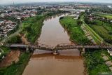 Foto udara kondisi jembatan rusak di Kertosono, Nganjuk, Jawa Timur, Selasa (3/12/2024). Jembatan peninggalan Belanda penghubung tiga kabupaten yakni Kabupaten Nganjuk, Kabupaten Jombang, serta Kabupaten Kediri itu kini kondisinya rusak berat dan telah ditutup total sejak tahun 2018. ANTARA Jatim/Muhammad Mada/mas.