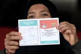 Warga melihat surat suara sebelum menggunakan hak pilihnya saat pemungutan suara ulang (PSU) di TPS 001 Kelurahan Bugis, Samarinda, Kalimantan Timur, Senin (2/12/2024). KPU Kota Samarinda melakukan PSU di TPS 001 tersebut atas rekomendasi dari Bawaslu Kaltim karena adanya pemilih pindahan yang menerima surat suara tidak sesuai aturan .Antara Kaltim/M Risyal Hidayat