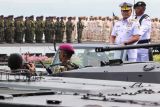 KSAL Laksamana TNI Muhammad Ali (kedua kanan) menginspeksi pasukan saat upacara peringatan Hari Armada RI tahun 2024 di Koarmada II, Surabaya, Jawa Timur, Kamis (5/12/2024). Kegiatan tersebut mengangkat tema Dengan Semangat Jalesveva Jayamahe, Koarmada RI Siap Mempersatukan Kekuatan Laut Nusantara Untuk Mewujudkan Nusantara Baru Indonesia Maju. Antara Jatim/Didik Suhartono/um