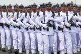 Sejumlah personel TNI Angkatan Laut melakukan defile saat upacara peringatan Hari Armada RI tahun 2024 di Koarmada II, Surabaya, Jawa Timur, Kamis (5/12/2024). Kegiatan tersebut mengangkat tema Dengan Semangat Jalesveva Jayamahe, Koarmada RI Siap Mempersatukan Kekuatan Laut Nusantara Untuk Mewujudkan Nusantara Baru Indonesia Maju. Antara Jatim/Didik Suhartono/um