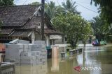 Warga menggunakan perahu menerobos banjir di Pagelaran, Pandeglang, Banten, Kamis (5/12/2024). Banjir luapan sungai Cilemer yang terjadi sejak Senin (2/12) setinggi 1 meter hingga 2,5 meter tersebut mengakibatkan akses jalan warga terbatas dan harus menggunakan perahu untuk beraktivitas. ANTARA FOTO/Muhammad Bagus Khoirunas/gp