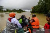 Anggota BPBD Kabupaten Pandeglang bersama relawan, dan Babinsa menggunakan perahu menerobos banjir di Pagelaran, Pandeglang, Banten, Kamis (5/12/2024). Banjir luapan sungai Cilemer yang terjadi sejak Senin (2/12) setinggi 1 meter hingga 2,5 meter tersebut mengakibatkan akses jalan warga terbatas dan harus menggunakan perahu untuk beraktivitas. ANTARA FOTO/Muhammad Bagus Khoirunas/gp