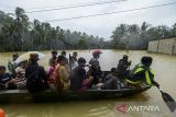 Warga menggunakan perahu menerobos banjir di Pagelaran, Pandeglang, Banten, Kamis (5/12/2024). Banjir luapan sungai Cilemer yang terjadi sejak Senin (2/12) setinggi 1 meter hingga 2,5 meter tersebut mengakibatkan akses jalan warga terbatas dan harus menggunakan perahu untuk beraktivitas. ANTARA FOTO/Muhammad Bagus Khoirunas/gp