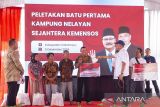 Wakil Menteri Sosial Agus Jabo Priyono (ketiga kanan) berdialog dengan warga saat peletakan batu pertama pembangunan Kampung Nelayan Sejahtera di Eretan Kulon, Indramayu, Jawa Barat, Kamis (5/12/2024). Kementerian Sosial mengembangkan program Kampung Nelayan Sejahtera dengan merelokasi 93 rumah bagi 259 jiwa yang terdampak banjir rob di pesisir Indramayu dengan anggaran mencapai Rp16,1 miliar. ANTARA FOTO/Dedhez Anggara/agr