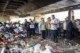 Menteri Perumahan dan Kawasan Permukiman Maruarar Sirait (kanan) meninjau tempat penbuangan sampah di permukiman kumuh di Tamansari, Bandung, Jawa Barat, Kamis (5/12/2024). Dalam kunjungan kerjanya Maruarar Sirait meninjau sasaran program penanganan Pemerlu Pelayanan Kesejahteraan Sosial (PPKS) melalui fasilitasi rusunawa dan pemberdayaan ekonomi di Kota Bandung. ANTARA FOTO/Raisan Al Farisi/agr