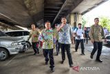 Menteri Perumahan dan Kawasan Permukiman Maruarar Sirait (tengah) bersama Sekda Jawa Barat Herman Suryatman (kedua kiri) meninjau permukiman kumuh di Tamansari, Bandung, Jawa Barat, Kamis (5/12/2024). Dalam kunjungan kerjanya Maruarar Sirait meninjau sasaran program penanganan Pemerlu Pelayanan Kesejahteraan Sosial (PPKS) melalui fasilitasi rusunawa dan pemberdayaan ekonomi di Kota Bandung. ANTARA FOTO/Raisan Al Farisi/agr