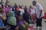 Wakil menteri Sosial Agus Jabo Priyono (dua kanan) memberikan bantuan sembako kepada perwakilan warga lanjut usia (lansia) yang telah menjalani operasi katarak gratis di RSUD Indramayu, Jawa Barat, Kamis (5/12/2024). Kementerian Sosial bekerja sama dengan Pemda Indramayu melaksanakan operasi katarak gratis bagi 127 lansia guna meningkatkan kualitas hidup. ANTARA FOTO/Dedhez Anggara/agr