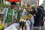 Warga membeli kebutuhan pokok saat kegiatan pasar murah di depan Mapolda Banten, Kota Serang, Banten, Kamis (5/12/2024). Polda Banten bekerja sama dengan Pemerintah Provinsi Banten menggelar pasar murah dengan menjual sejumlah bahan pangan seperti beras, minyak goreng, cabai, telur dan bawang yang dijual di bawah harga pasar, untuk menjaga stabilitas pasokan dan harga pangan jelang Hari Raya Natal dan Tahun Baru. ANTARA FOTO/Putra M. Akbar/gp/rwa