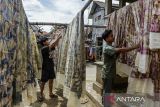 Perajin membuat kerajinan kain ecoprint di Desa Pemanuk, Carenang, Kabupaten Serang, Banten, Kamis (5/12/2024). Produksi kain ecoprint dengan menggunakan bahan alami yang telah dipasarkan ke sejumlah daerah seperti Palembang, Lampung dan Jakarta tersebut dijual seharga Rp175 ribu - Rp250 ribu, tergantung bahan dan tingkat kesulitan . ANTARA FOTO/Putra M. Akbar/gp