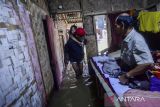 Warga menggotong anak saat banjir di Pagelaran, Pandeglang, Banten, Kamis (5/12/2024). Pemerintah Kabupaten Pandeglang menetapkan status siaga darurat bencana banjir usai 18 kecamatan di Pandeglang terendam banjir dengan jumlah korban mencapai 15 ribu jiwa atau 4.432 kepala keluarga (kk). ANTARA FOTO/Muhammad Bagus Khoirunas/gp