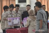 Panitia Pemilih Kecamatan (PPK) membuka kotak berisi C hasil tingkat kecamatan saat rapat pleno terbuka rekapitulasi hasil penghitungan perolehan suara pada Pilkada serentak di Gedung IC Kabupaten Ciamis, Jawa Barat, Kamis (5/12/2024). KPU Ciamis menyatakan tingkat partisipasi pemilih pada Pilkada Ciamis 2024 sebesar 70,9 persen, turun dibandingkan pileg dan Pilpres 2024 yang mencapai 80,2 persen karena saat pilkada hanya terdapat calon tunggal Bupati dan Wakil Bupati Ciamis. ANTARA FOTO/Adeng Bustomi/agr