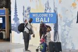 Penumpang pesawat udara berfoto setibanya di Terminal Internasional Bandara Internasional I Gusti Ngurah Rai, Badung, Bali, Rabu (4/12/2024). Bandara tersebut telah melayani sebanyak 21,8 juta orang penumpang pada periode Januari-November 2024 atau meningkat sebesar 12 persen jika dibandingkan periode yang sama tahun 2023 yaitu sebanyak 19,4 juta penumpang. ANTARA FOTO/Fikri Yusuf/wsj.