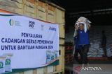 Pekerja mengangkut karung berisi  beras  untuk dimuat ke mobil truk saat penyaluran di gudang Perum Bulog Kanwil Aceh, Desa Siron, kabupaten Aceh Besar, Aceh, Rabu (4/12/2024). Perum Bulog Kanwil Aceh  mencatat realisasi penyaluran cadangan beras pemerintah (CBP) pada Januari-November 2024 mencapai 42.564 ton dan sisanya sebanyak 5.311 ton akan disalurkan pada  Desember 2024 yang diberikan kepada sebanyak 531.189 keluarga penerima manfaat (KPM). ANTARA FOTO/Ampelsa.