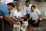 Pemimpin Wilayah  Perum Bulog Aceh, Ihsan (ketiga kanan) bersama tim pangan provinsi Aceh memeriksa kualitas cadangan beras pemerintah saat penyaluran di Desa Siron, kabupaten Aceh Besar, Aceh, Rabu (4/12/2024). Perum Bulog Kanwil Aceh  mencatat realisasi penyaluran cadangan beras  pemerintah (CBP) pada Januari-November 2024 mencapai 42.564 ton dan sisanya sebanyak 5.311 ton akan disalurkan pada  Desember 2024 yang diberikan kepada sebanyak 531.189 keluarga penerima manfaat (KPM). ANTARA FOTO/Ampelsa.