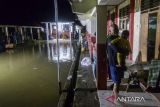  Warga bertahan di posko pengungsi sementara saat banjir di SD Negeri 4 Pagelaran, Pandeglang, Banten, Kamis (5/12/2024). Banjir akibat curah hujan tinggi yang menyebabkan meluapnya sungai Cilemer tersebut terpantau berangsur surut, namun sejumlah titik permukiman masih ada yang terendam hingga sekitar 1,5 meter. ANTARA FOTO/Muhammad Bagus Khoirunas/gp