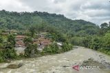 Suasana pemukiman warga di Kabupaten Lebak, Banten, Jumat (6/12/2024). Badan Penanggulangan Bencana Daerah (BPBD) Lebak memetakan terdapat 30 daerah di Kabupaten Lebak rawan terkena bencana longsor dan banjir yang diakibatkan oleh cuaca ekstrem selama bulan Desember hingga Januari 2025. ANTARA FOTO/Putra M. Akbar/gp