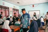 Pj Gubernur Sulbar membagikan bantuan alat sekolah pada pelajar di Mamuju